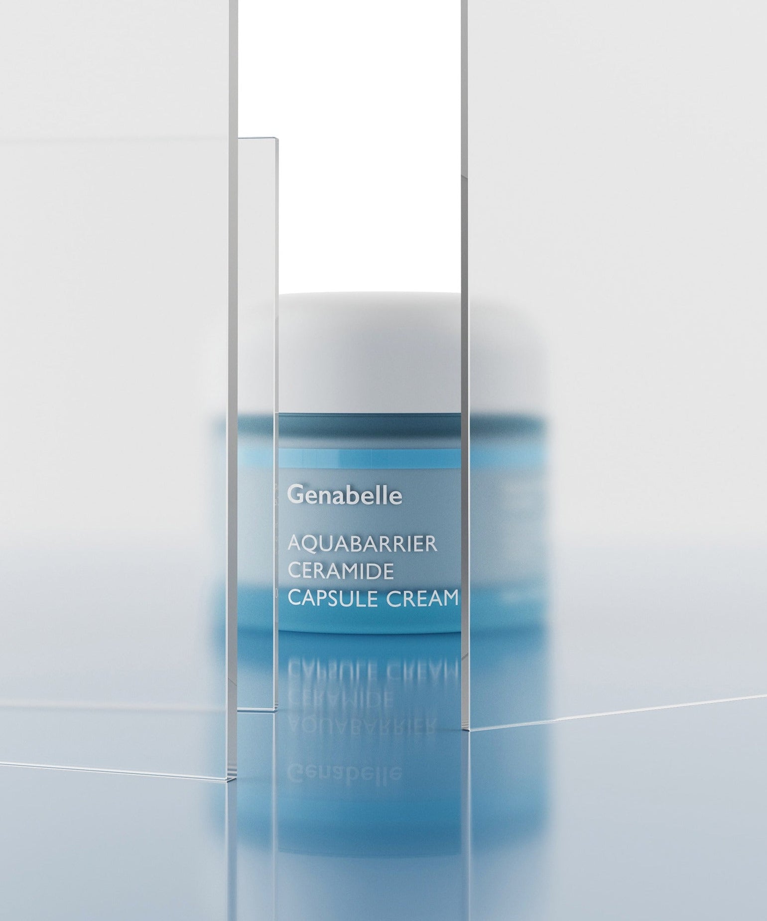 Pot de GENABELLE Auqabarrier Ceramide Capsule Cream 50ml derrière une barrière de verre, crème hydratante innovante pour la peau.