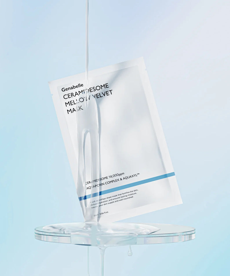 Masque GENABELLE Ceramidsome Mellow Velvet Mask 5ea exposé sur fond bleu avec liquide coulant, soin de la peau luxe.