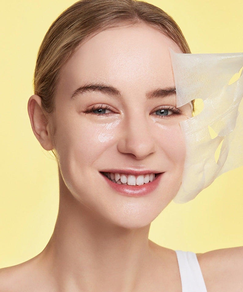 Femme appliquant le GENABELLE Glutathione Brightening Ampoule Mask 5ea pour un teint éclatant.