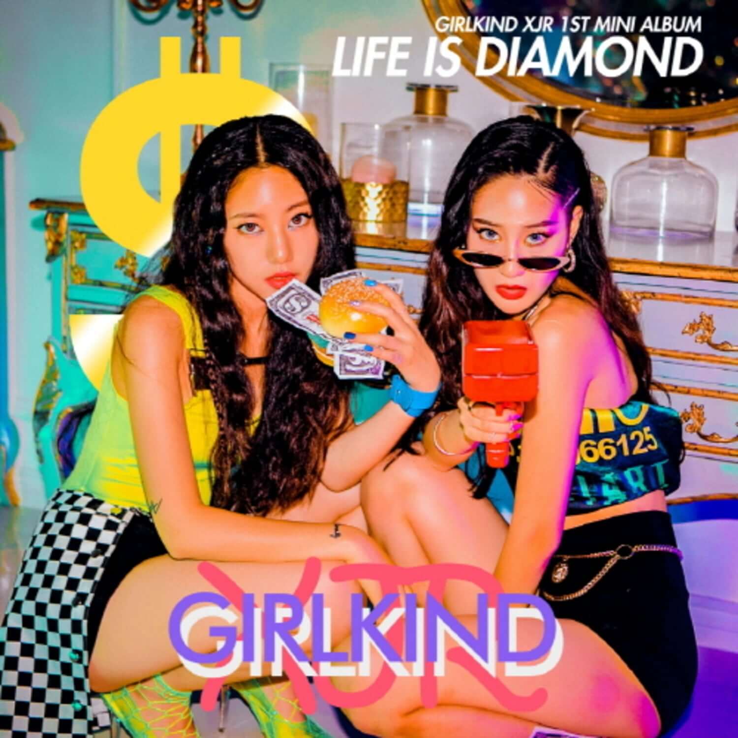 GIRLKIND XJR - [Life is Diamond] - Album Kpop, visuel fan art : deux idols stylées devant décor bars, bouteilles et logo GIRLKIND