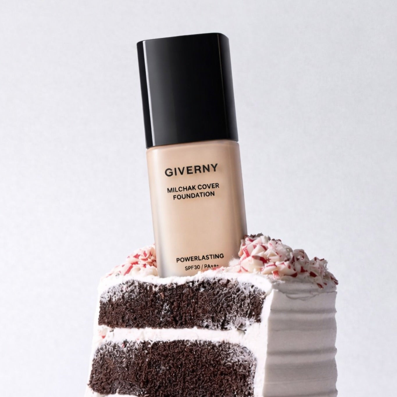 GIVERNY Close Cover Foundation 30ml, flacon maquillage sur crème, finition couture, fond clair.