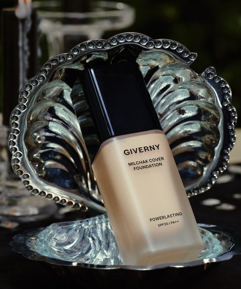 GIVERNY Close Cover Foundation 30ml de la marque GIVERNY, flacon maquillage sur décor art déco.