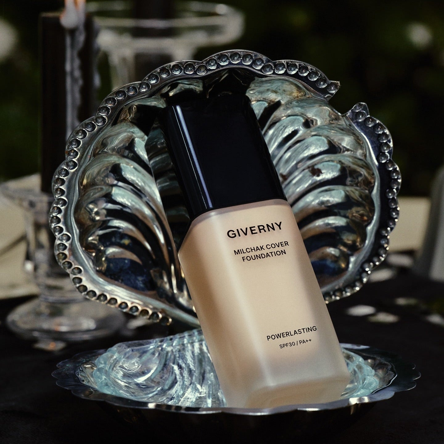 GIVERNY Close Cover Foundation 30ml de la marque GIVERNY, flacon maquillage sur décor art déco.