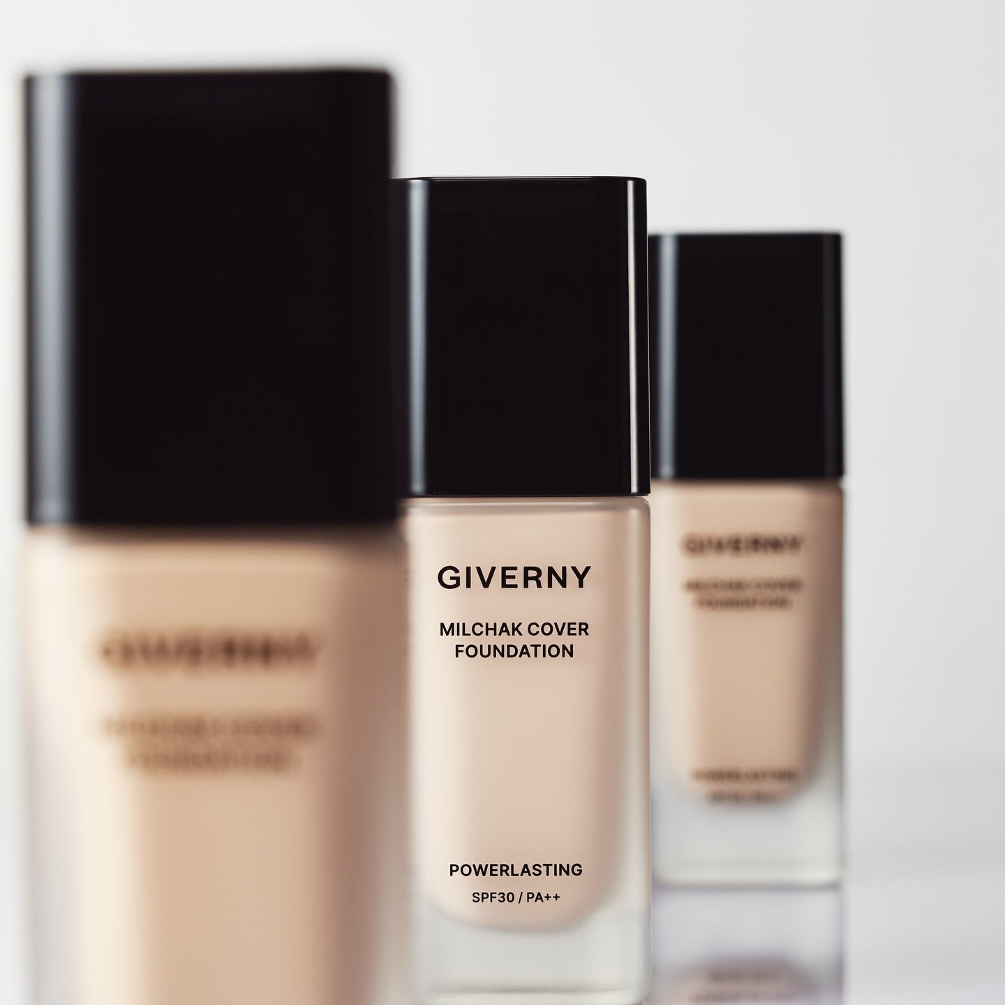 GIVERNY Close Cover Foundation 30ml, bouteille maquillage marque GIVERNY sur fond clair, vue rapprochée.