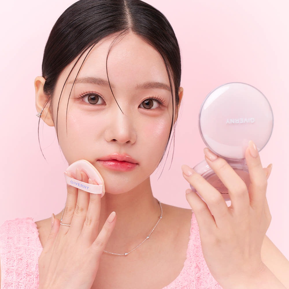 GIVERNY Dewy Glassy Cushion 13gX2 (Main Product + Refill) SPF 50+ PA+++ sur fond rose, main et visage maquillage.