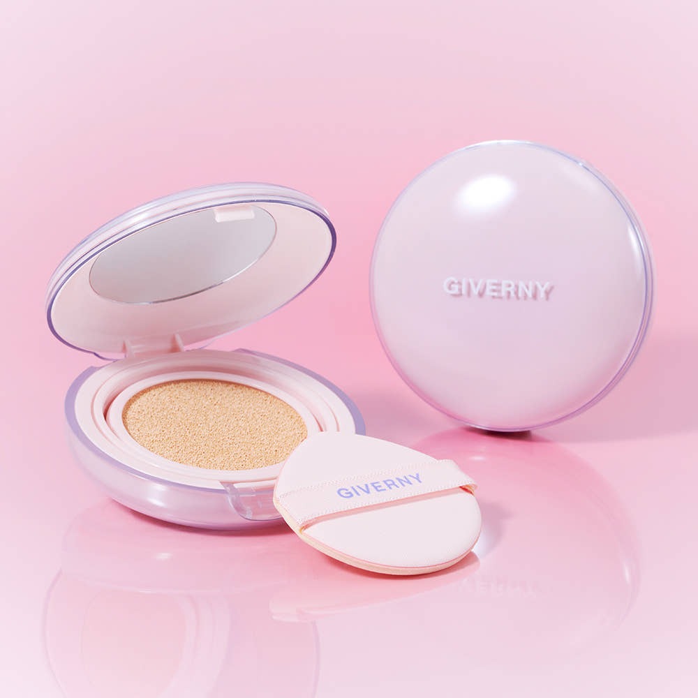 GIVERNY Dewy Glassy Cushion 13gX2 (Main Product + Refill) (SPF 50+ PA+++) : coussin déwi, recharge, boîte ouverte sur fond rose
