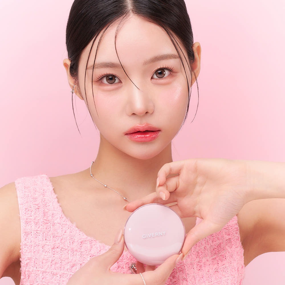 GIVERNY Dewy Glassy Cushion 13gX2 (Main Product + Refill) (SPF 50+ PA+++) — coussin maquillage déwy GIVERNY sur fond rose, modèle maquillée