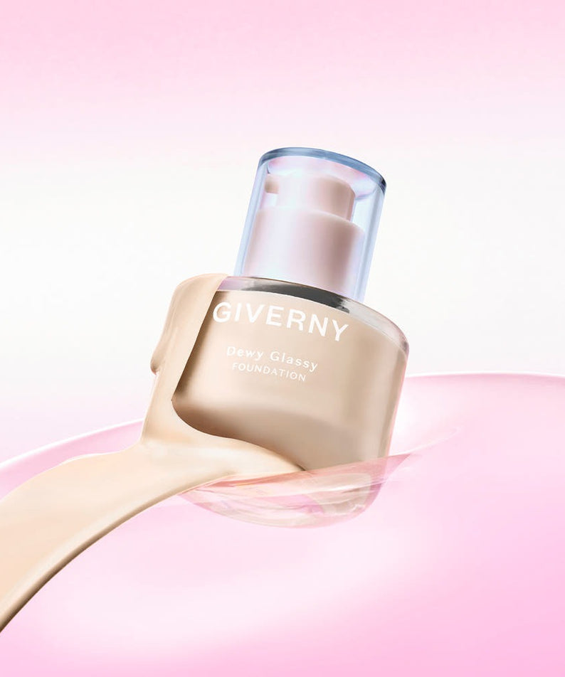Décris l'image en français: GIVERNY Dewy Glassy Foundation 30ml (SPF38, PA++), flacon sur fond rose pastel.
