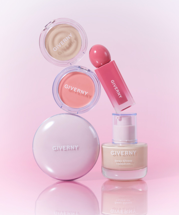 GIVERNY Dewy Glassy Foundation 30ml (SPF38, PA++), pack maquillage sur fond rose pastel, flacon et boîte