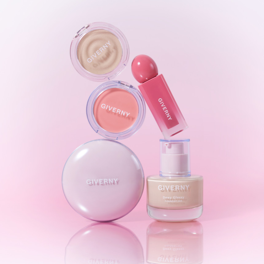 GIVERNY Dewy Glassy Foundation 30ml (SPF38, PA++), pack maquillage sur fond rose pastel, flacon et boîte