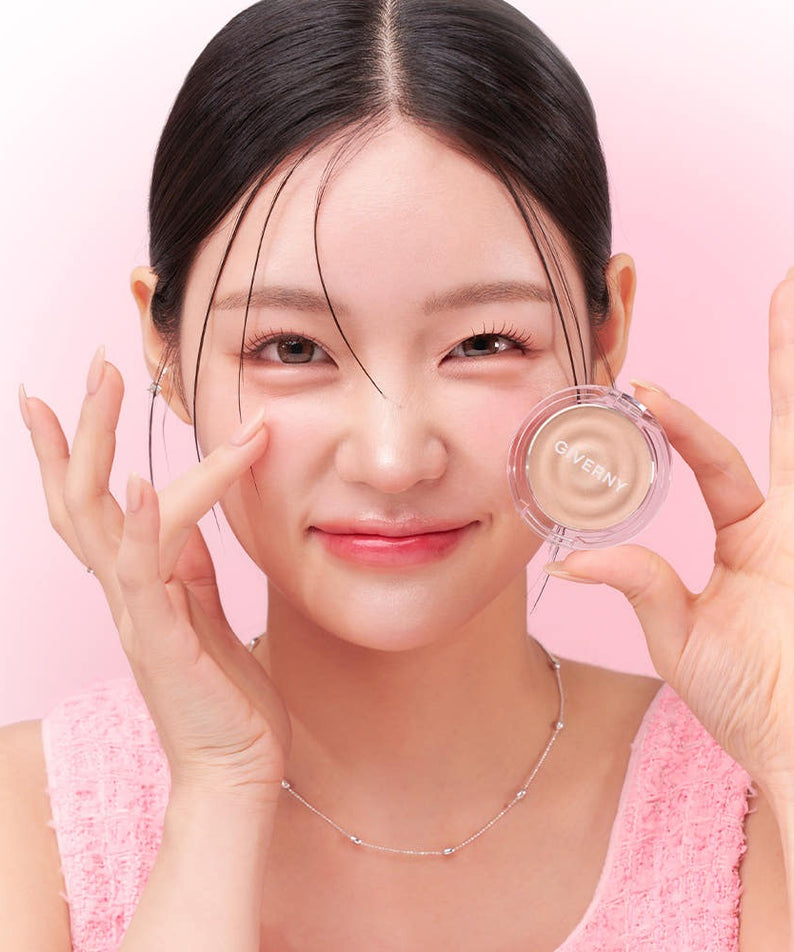GIVERNY Dewy Voluming Highlighter 3g, marque GIVERNY : femme appliquant le highlighter, boîtier sur fond rose pastel.
