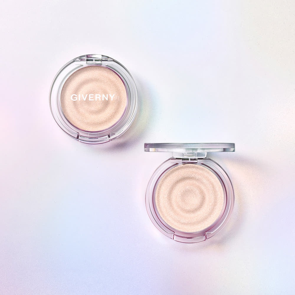 GIVERNY Dewy Voluming Highlighter 3g de la marque GIVERNY, poudres haute lumière démo sur fond clair.