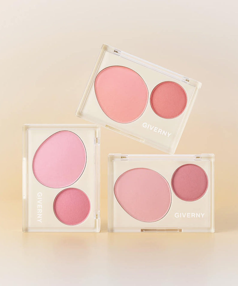 Décris l'image en français : GIVERNY Fluffy Dual Blusher 7.4g de GIVERNY, blush duplo en boîtiers transparents sur fond clair.