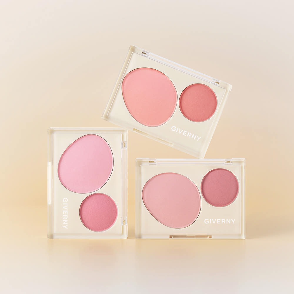 Décris l'image en français : GIVERNY Fluffy Dual Blusher 7.4g de GIVERNY, blush duplo en boîtiers transparents sur fond clair.