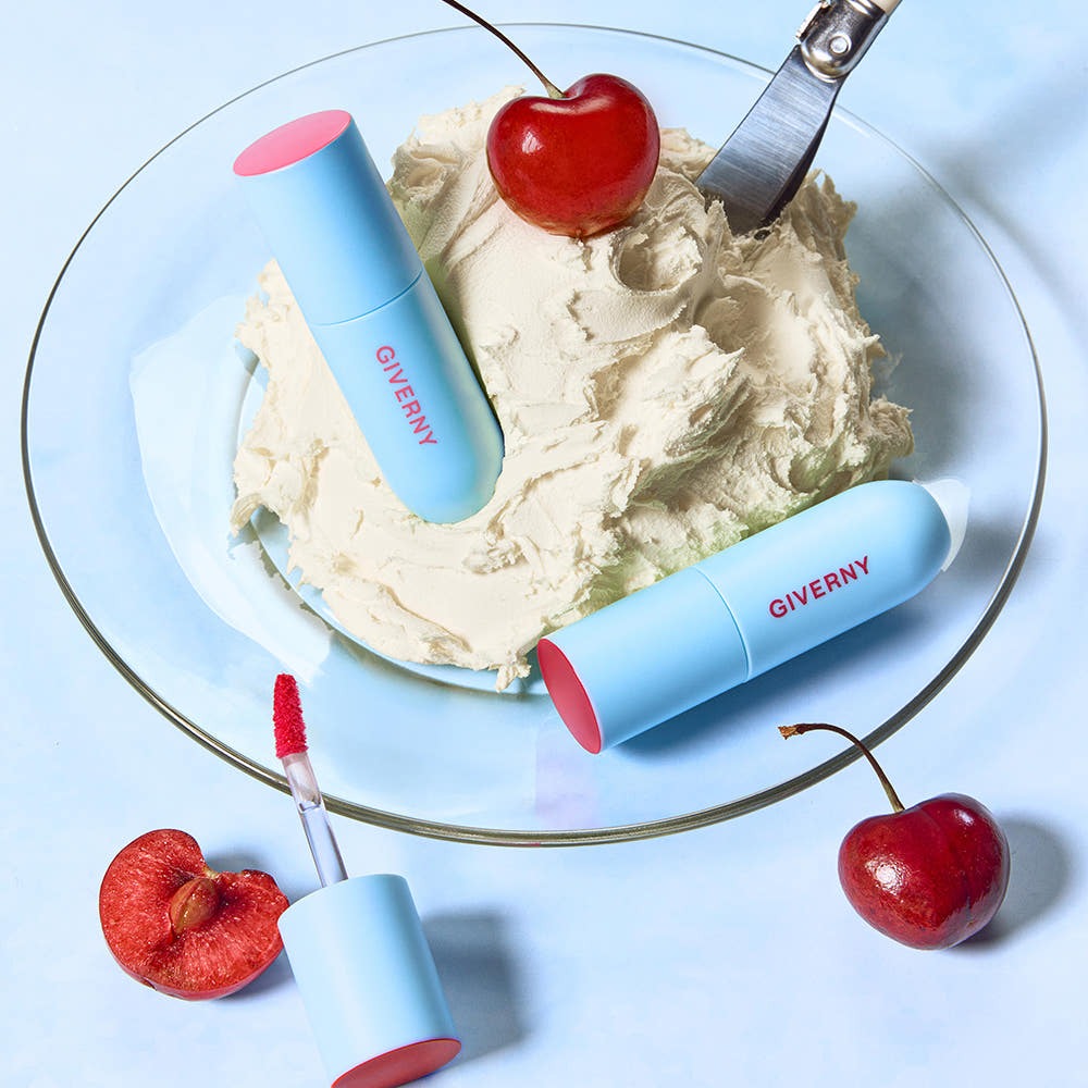 GIVERNY Fluffy Sheer Tint 3.5g de la marque GIVERNY, tube bleu sur gâteau crème au contexte festif.