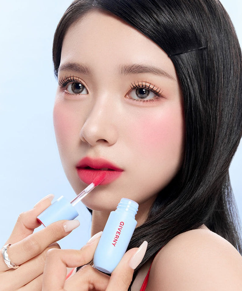 GIVERNY Fluffy Sheer Tint 3.5g, flacon bleu et femme maquillée portant un rouge à lèvres, fond clair.