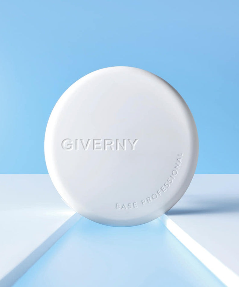 GIVERNY Milchak Setting Powder 6g, couvercle blanc GIVERNY sur fond bleu ciel, mise en scène cosmétique.