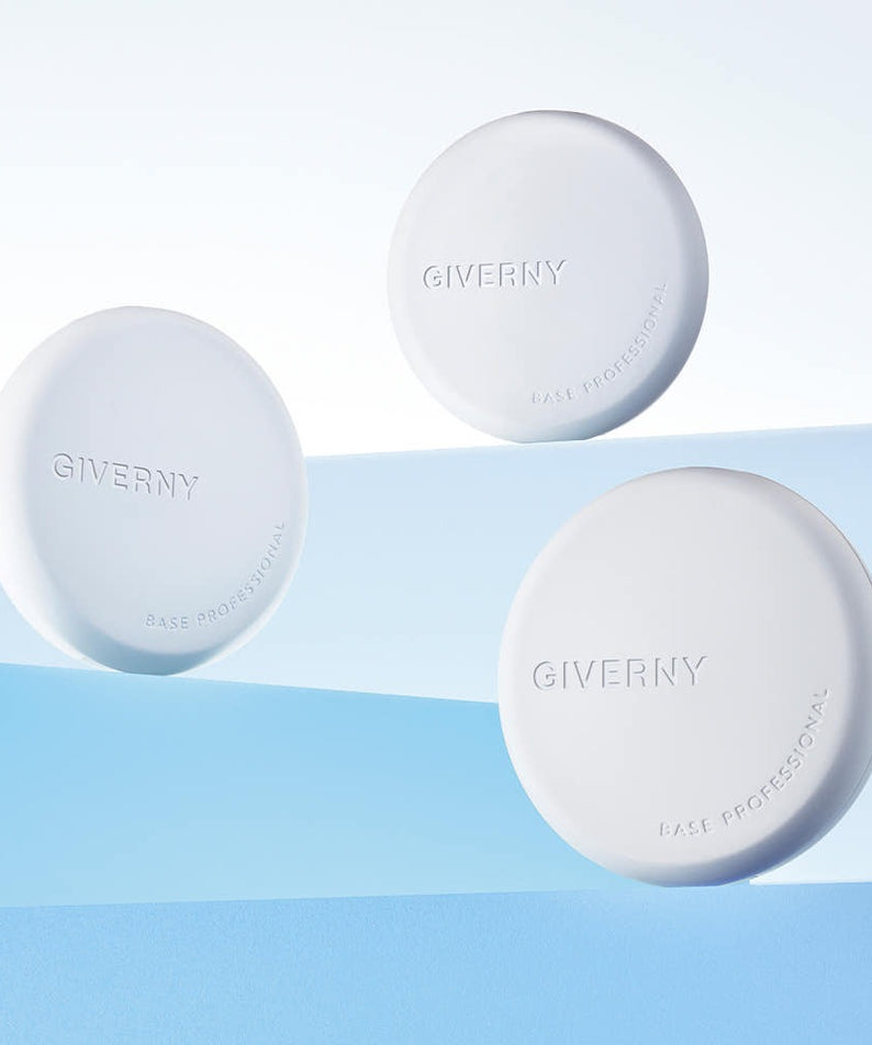 GIVERNY Milchak Setting Powder 6g, pots blancs sur fond bleu clair, mise en scène maquillage de la marque GIVERNY