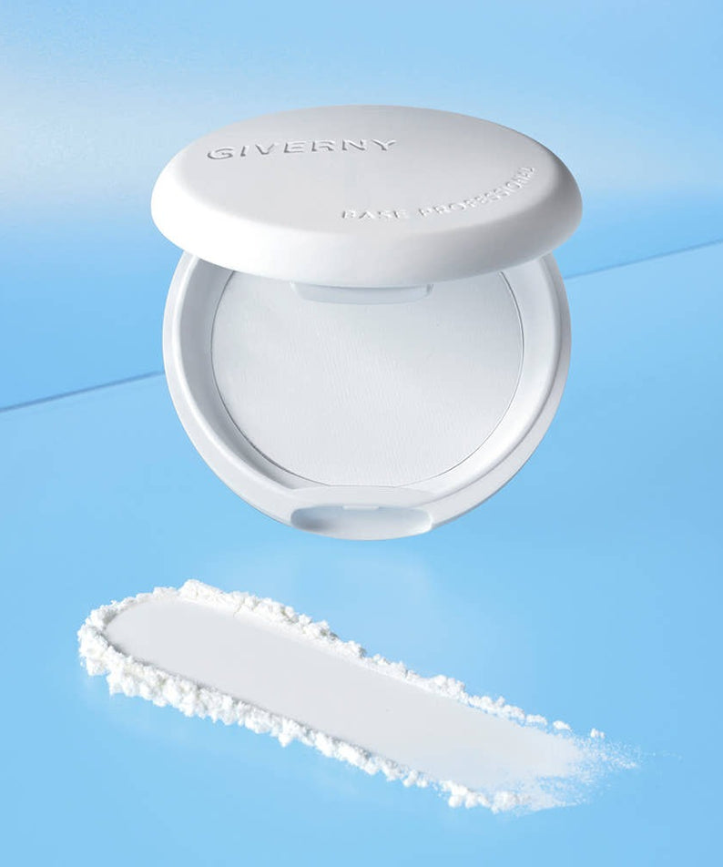GIVERNY Milchak Setting Powder 6g de la marque GIVERNY, pot blanc sur fond bleu, poudre étalée en contexte beauté.
