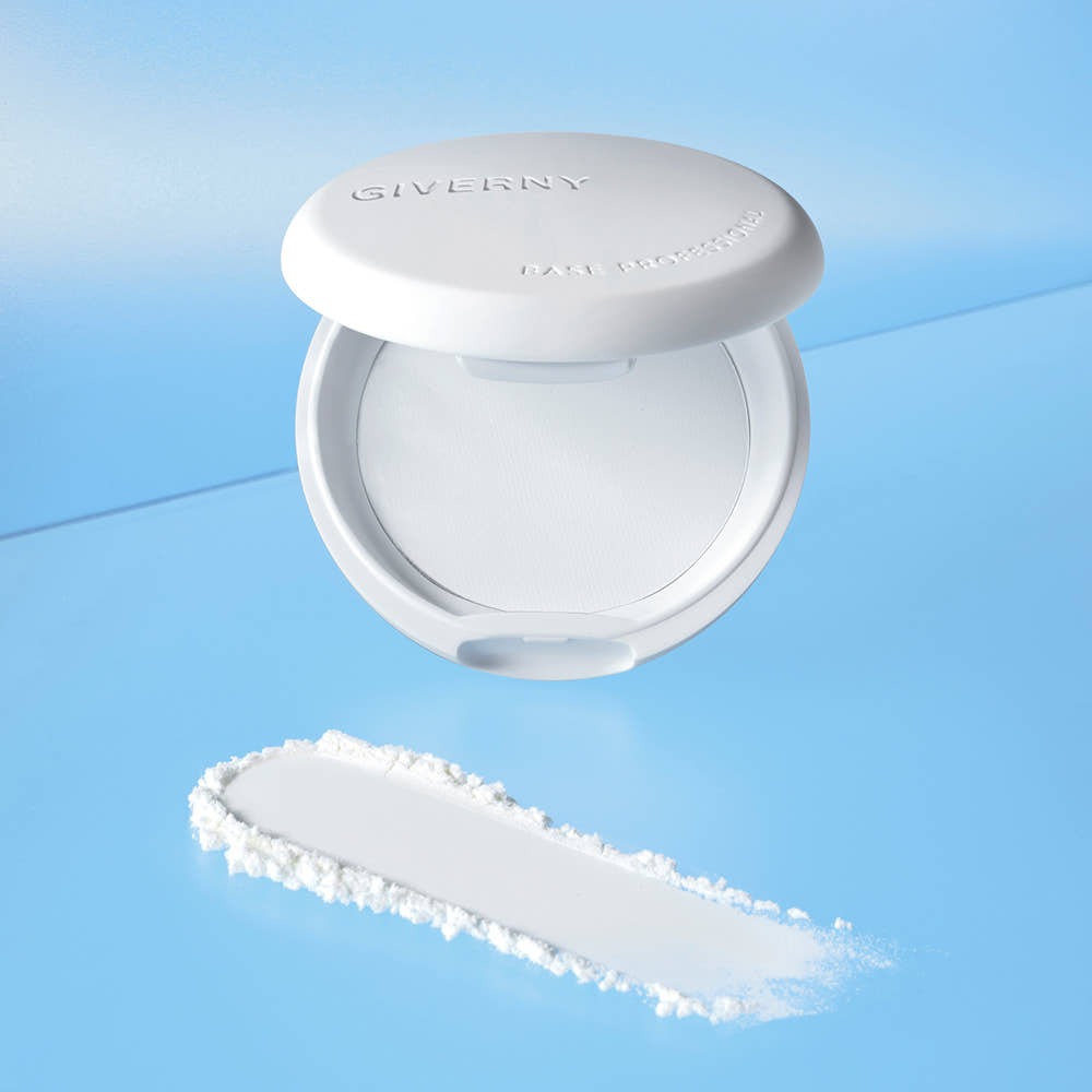 GIVERNY Milchak Setting Powder 6g de la marque GIVERNY, pot blanc sur fond bleu, poudre étalée en contexte beauté.