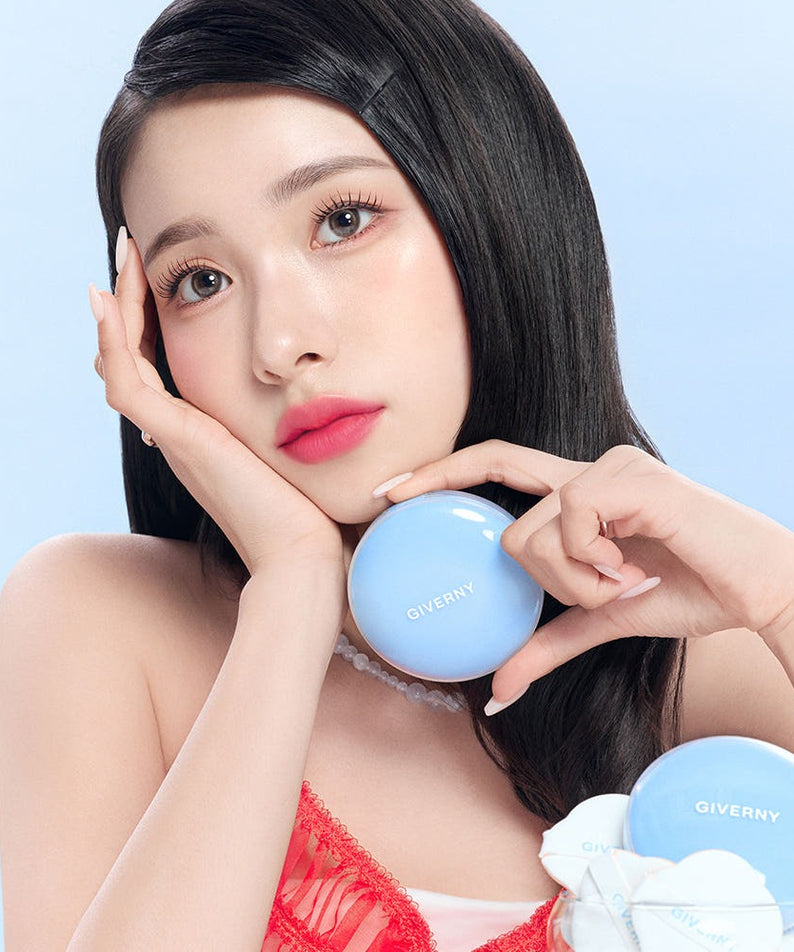GIVERNY Cloud Mesh Cushion 15gX2 (Main Product + Refill) (SPF 40, PA++) présenté par une modèle élégante. Produit de beauté Coréen.