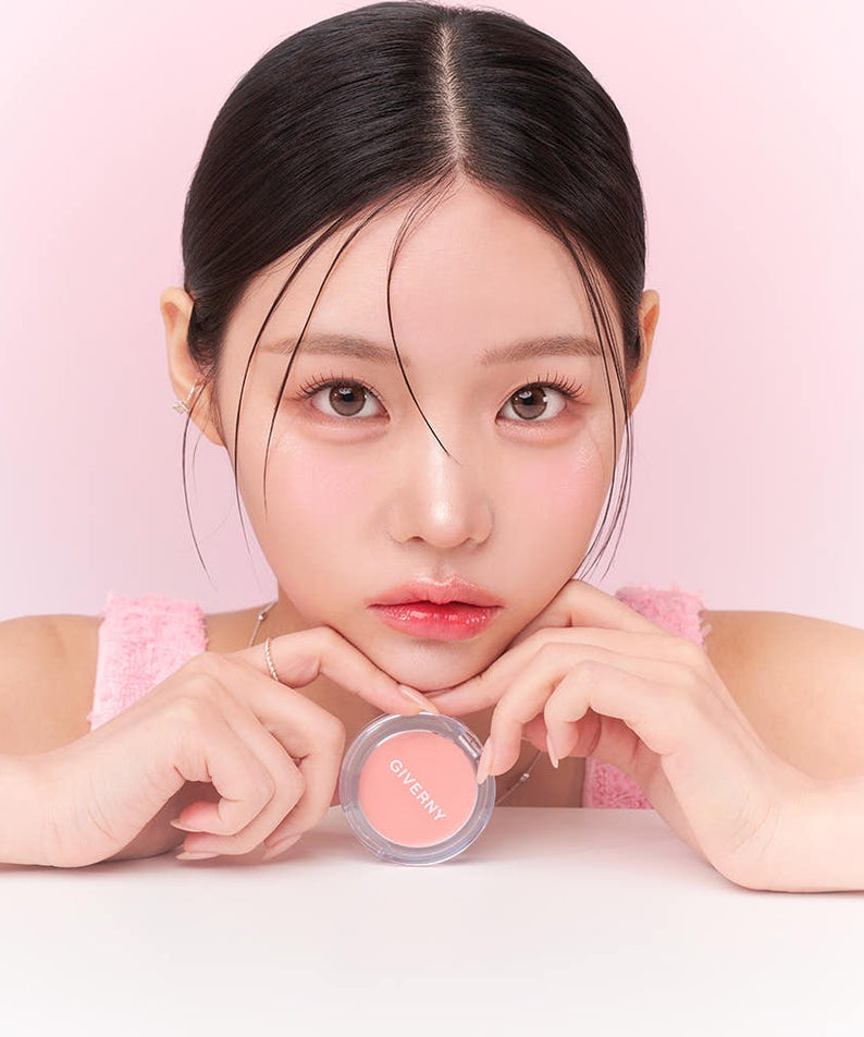 Femme tenant GIVERNY Dewy Gel Glow Blusher 2.7g, maquillage éclatant et naturel