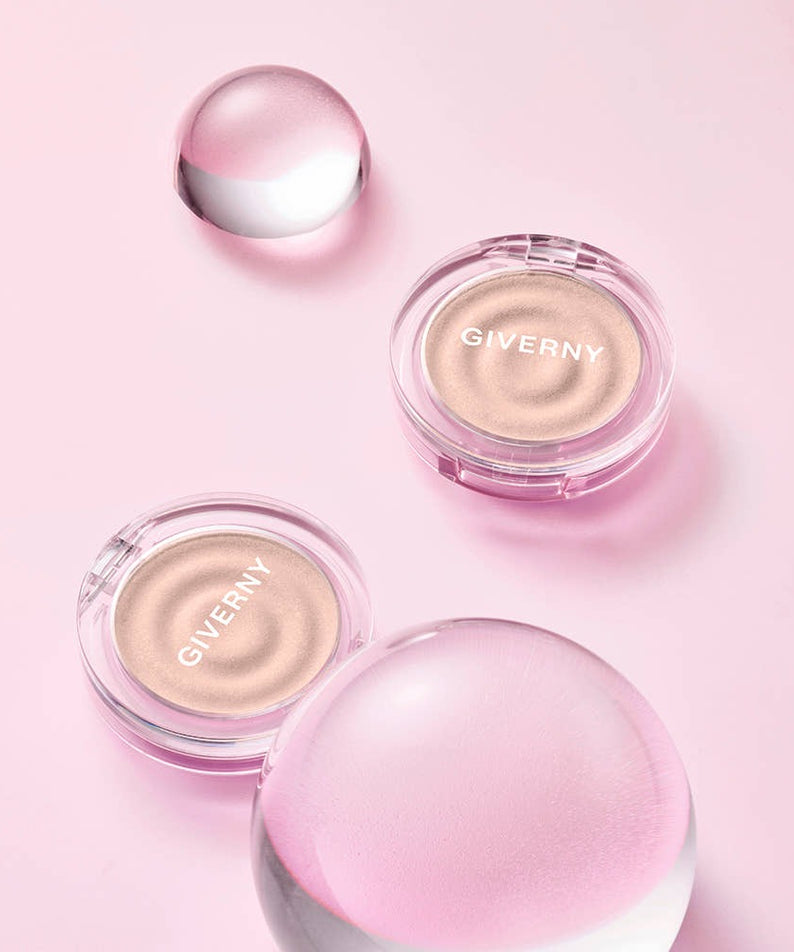 GIVERNY Dewy Voluming Highlighter 3g présenté sur fond rose avec des reflets lumineux, captez l'éclat parfait pour toutes occasions.