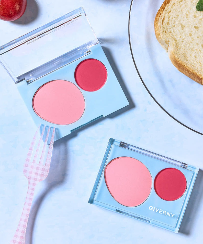 Duo de blush GIVERNY Fluffy Dual Blusher 7.4g sur fond bleu avec accessoires.⎜Maquillage frais et élégant pour un teint radieux.