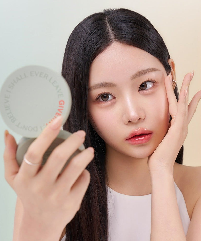 Femme appliquant le GIVERNY Milkchak Cover Cushion 12g sur son visage.