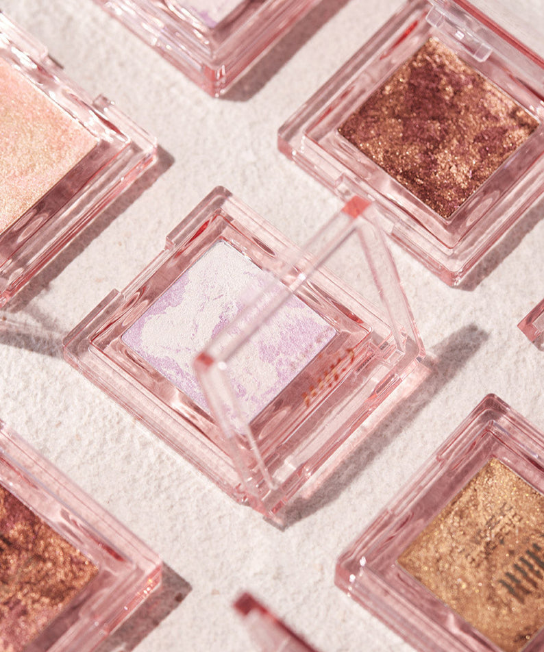 GLINT Glint Highlighter (Marble) dans un étui rose élégant, parfait pour un éclat lumineux et une application facile.