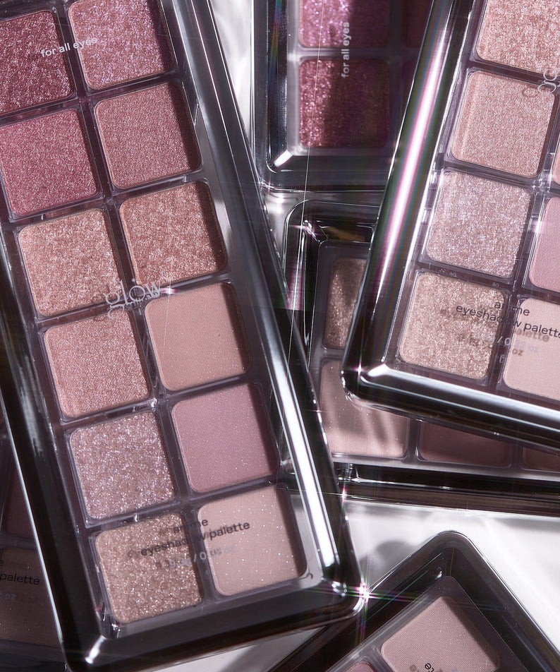 GLOW Anime Eyeshadow Palette, palette de fards brillante en gros plan, ambiances anime, marque GLOW, packaging noir et rose