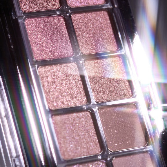 GLOW Anime Eyeshadow Palette, gros plan sur les fards scintillants rose, marque GLOW, effet lumineux holographique