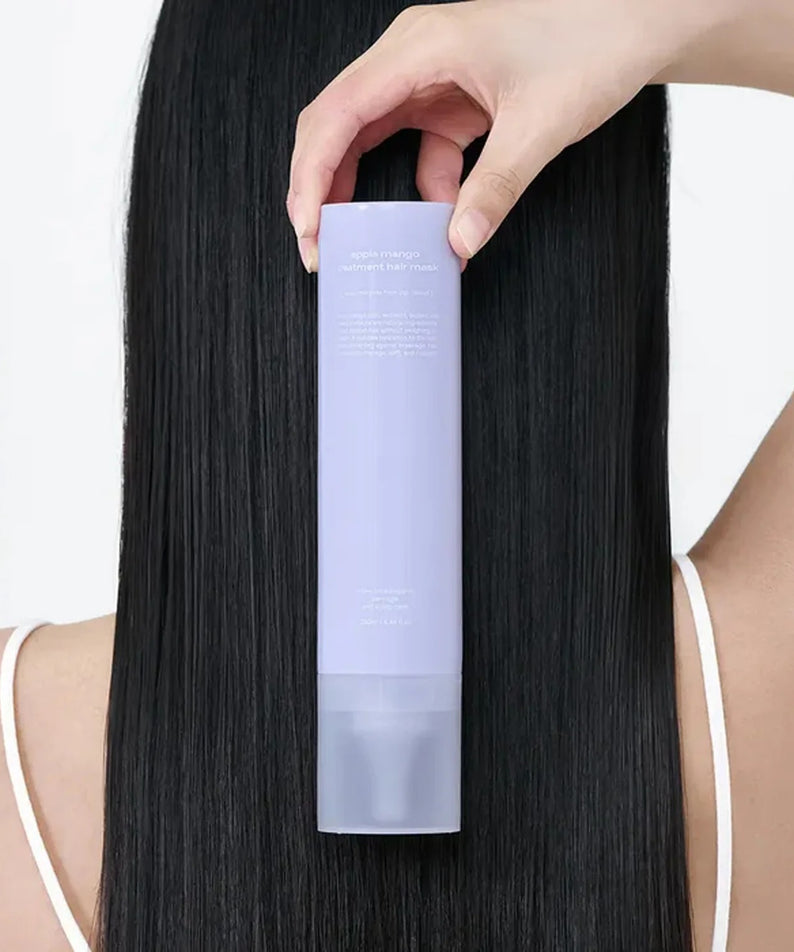 GLOW Apple Mango Hair Treatment 250ml, flacon de soin sur cheveux lisses, photo produit marque GLOW, fond clair