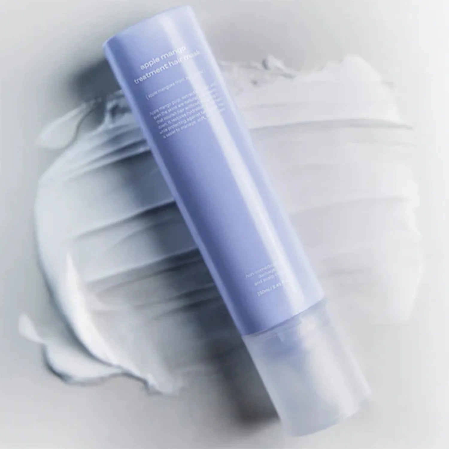 GLOW Apple Mango Hair Treatment 250ml, bouteille de soin cheveux GLOW sur fond blanc, visuel produit en studio.