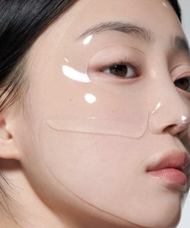 Femme portant un masque GLOW Aloe Hydrogel Mask Pack 3ea pour un teint éclatant.