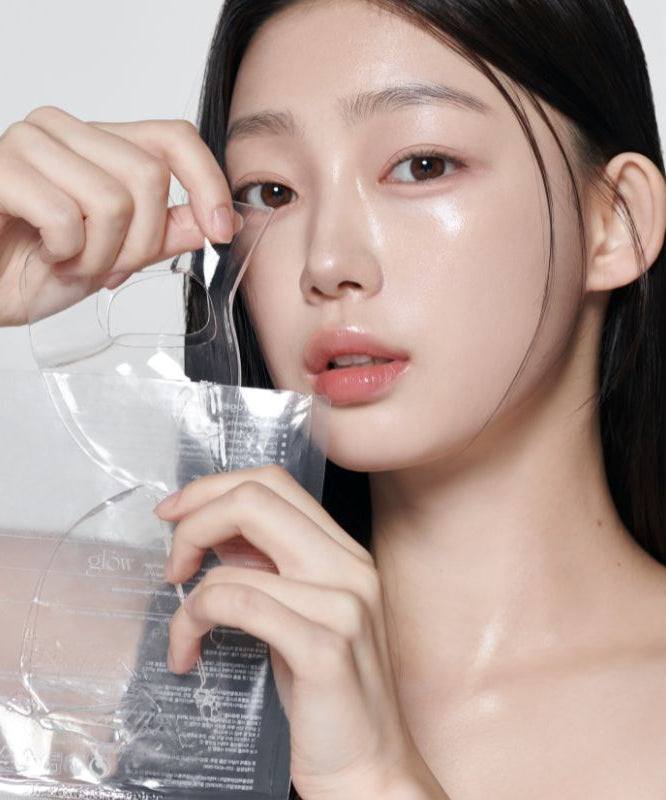 Femme utilisant le GLOW Aloe Hydrogel Mask Pack 3ea pour un soin hydratant et rafraîchissant.