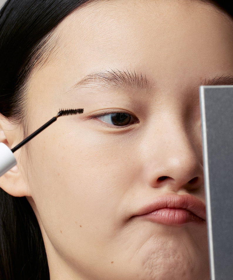 GLPHYO Eyebrow Fixing Cara 5g : application du mascara fixant sur des sourcils, gros plan marque GLPHYO, beauté.