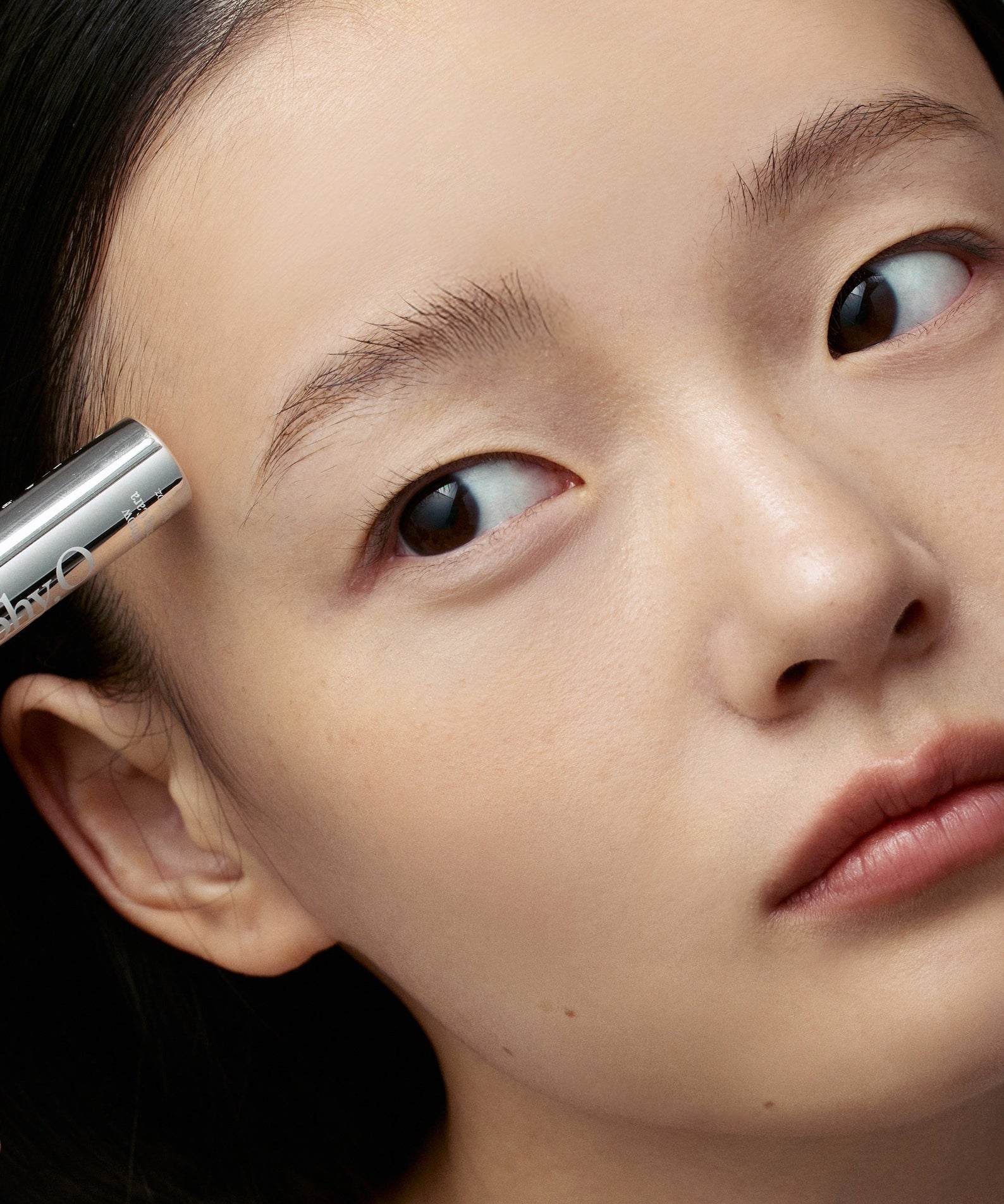 GLPHYO Eyebrow Fixing Cara 5g de la marque GLPHYO, appliqué pour fixer les sourcils sur un visage en gros plan