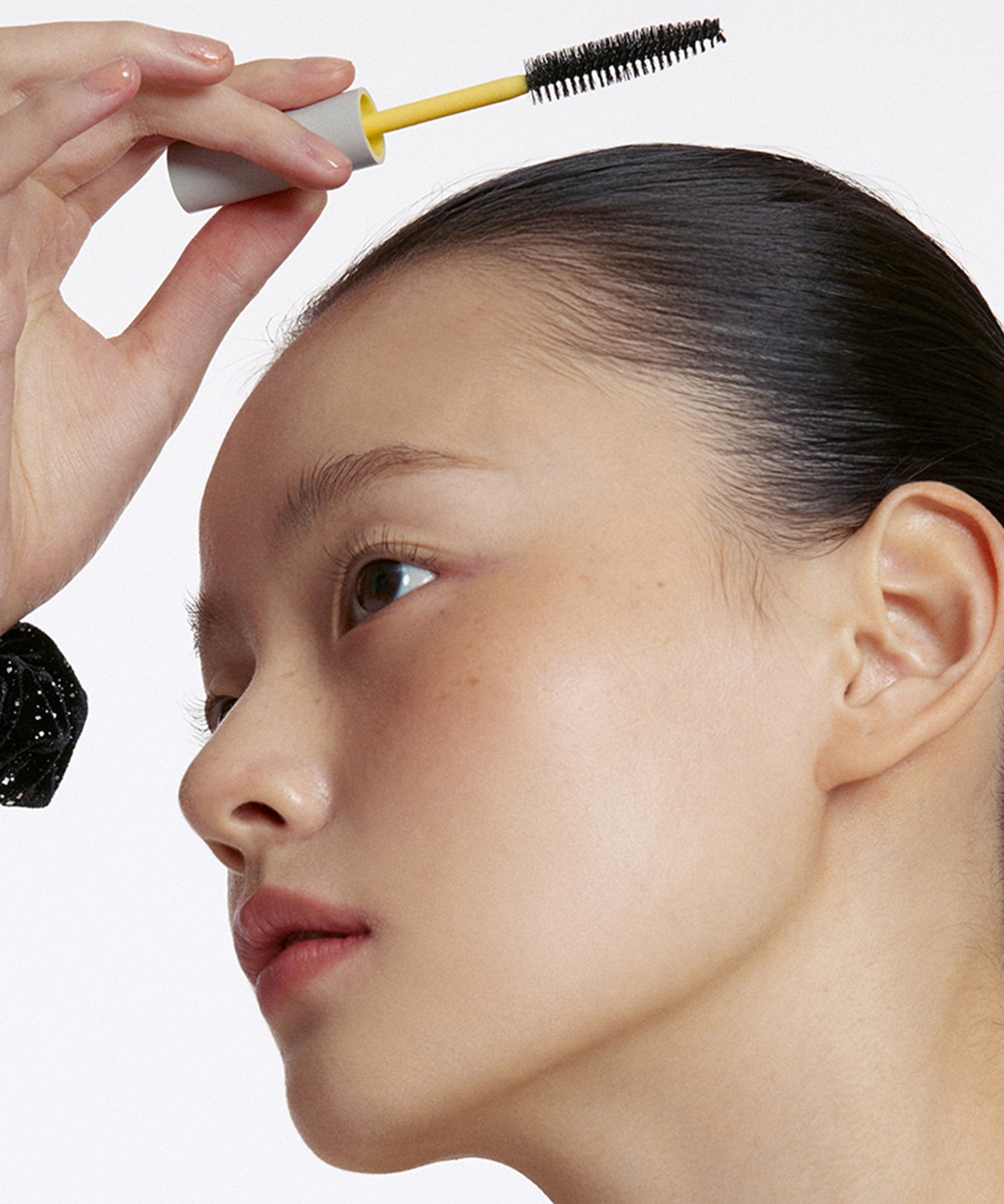 GLPHYO Hair Fixing Cara 12g, marque GLPHYO, description en français : application sur cheveux avec brosse, fond clair.