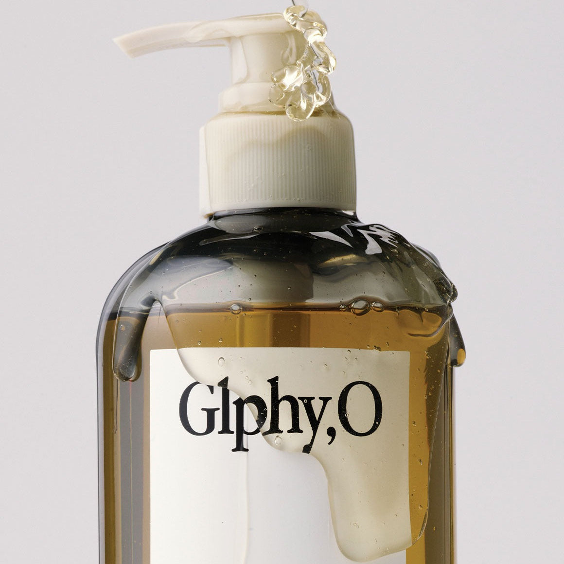 GLPHYO Oh Yellow Nourishing Punch Shampoo 300ml de la marque GLPHY.O, flacon jaune sur fond blanc, vue rapprochée.