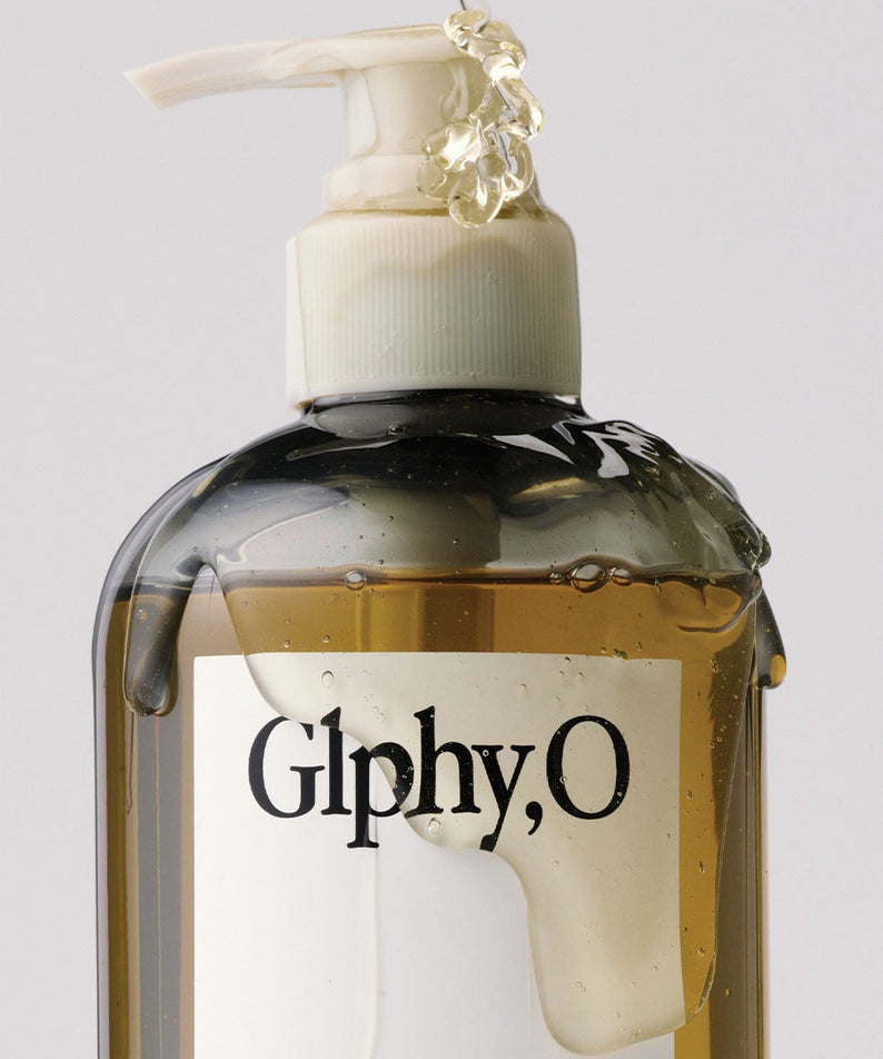 GLPHYO Oh Yellow Nourishing Punch Shampoo 500ml : flacon pompe Glphy.O jaune, gros plan sur fond clair.