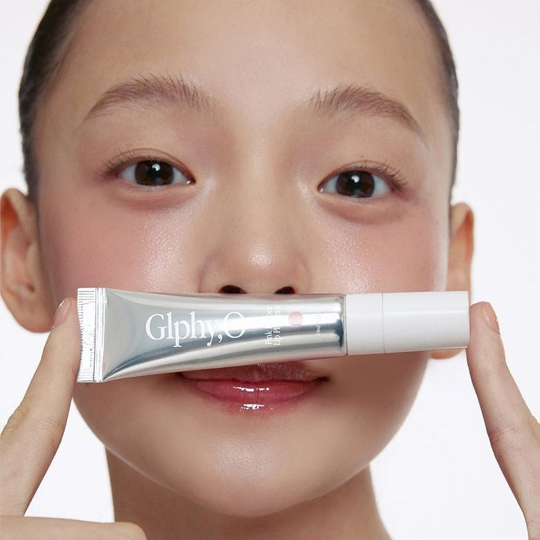 GLPHYO Pink Pepper Lip Plumper 10ml de la marque GLPHYO sur lèvres, visage en gros plan, packaging tube argenté.