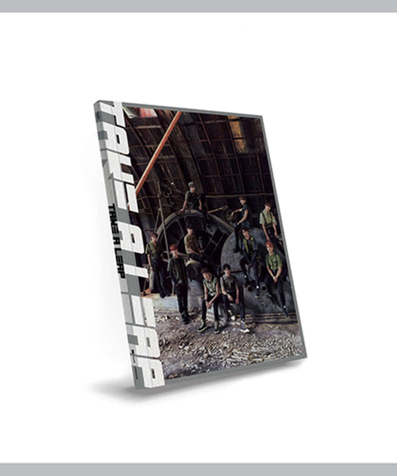 GOLDEN CHILD - 4TH [TAKE A LEAP] (A VER.) - Album Kpop, pochette sur fond blanc, visuel groupe en scène sombre