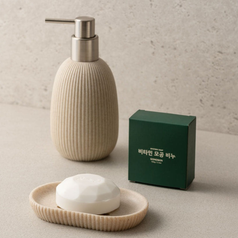 GONGSKIN  Aloe Vitamin C Pore Soap 100g, savon sur socle avec aloe et boîtier vert, décor salle de bain minimaliste.