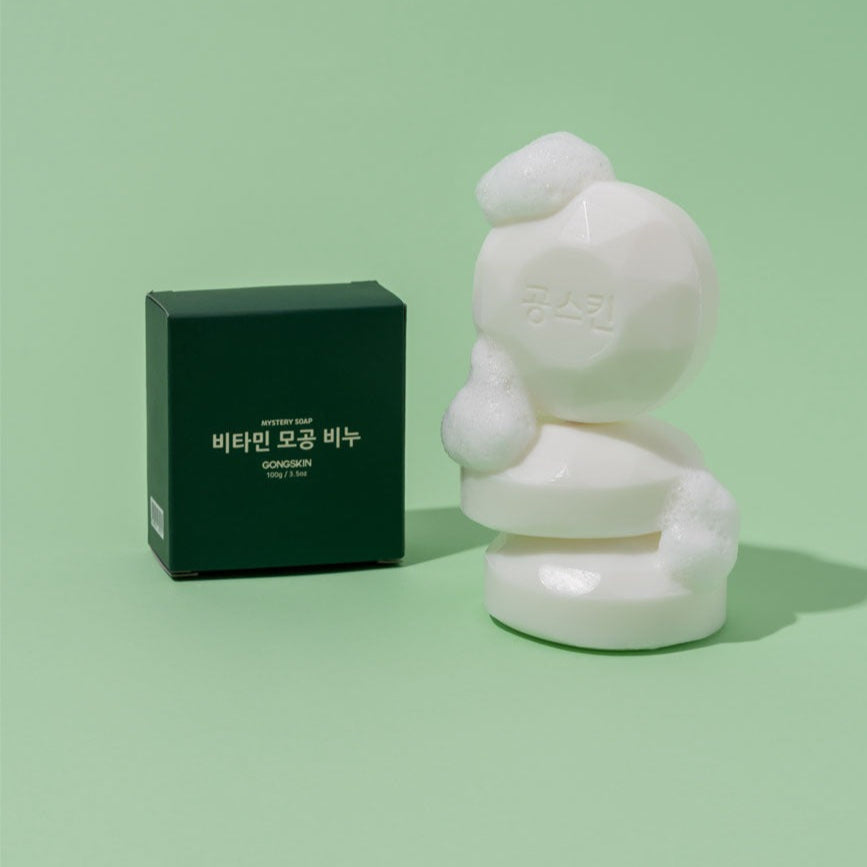 GONGSKIN  Aloe Vitamin C Pore Soap 100g, marque GONG SKIN : savon moussant sur fond vert, boîte à côté, prise produit.