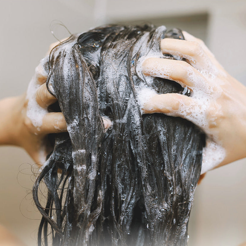 GONGSKIN Pantothenic Acid Hair Loss Shampoo 500ml : shampooing sur cheveux, mousse appliquée, marque en contexte visuel.