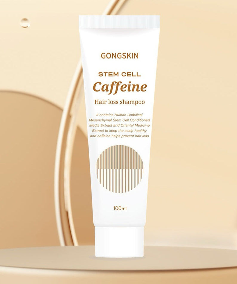 GONGSKIN Stem Cell Caffeine Summer Hair Loss Shampoo 100ml en flacon sur fond beige, photo produit en studio.