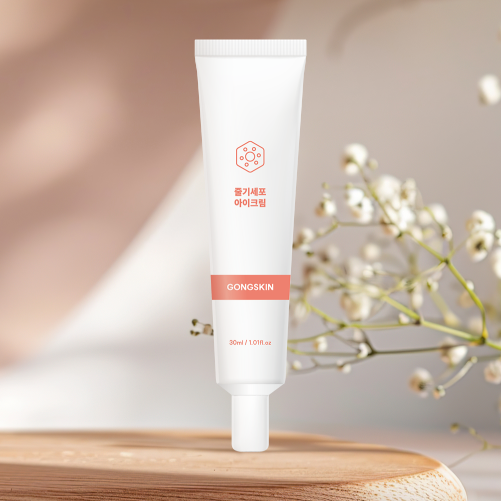 GONGSKIN  Stem Cell Eye Cream 30ml, tube crème pour contour des yeux, sur table en bois avec fleurs, marque GONGSKIN
