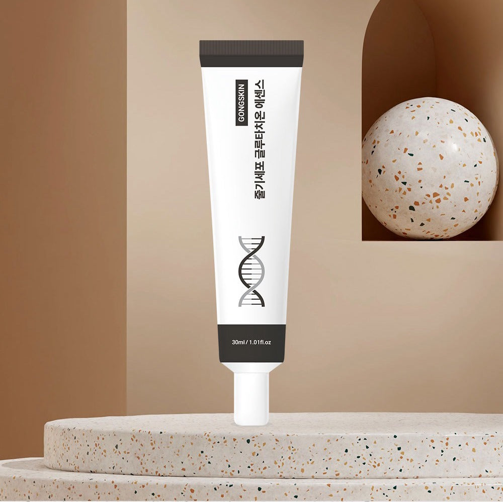 GONGSKIN Stem Cell Glutathione Essence 30ml : tube crème sur socle beige, fond chaleureux, contexte produit Gongskin.