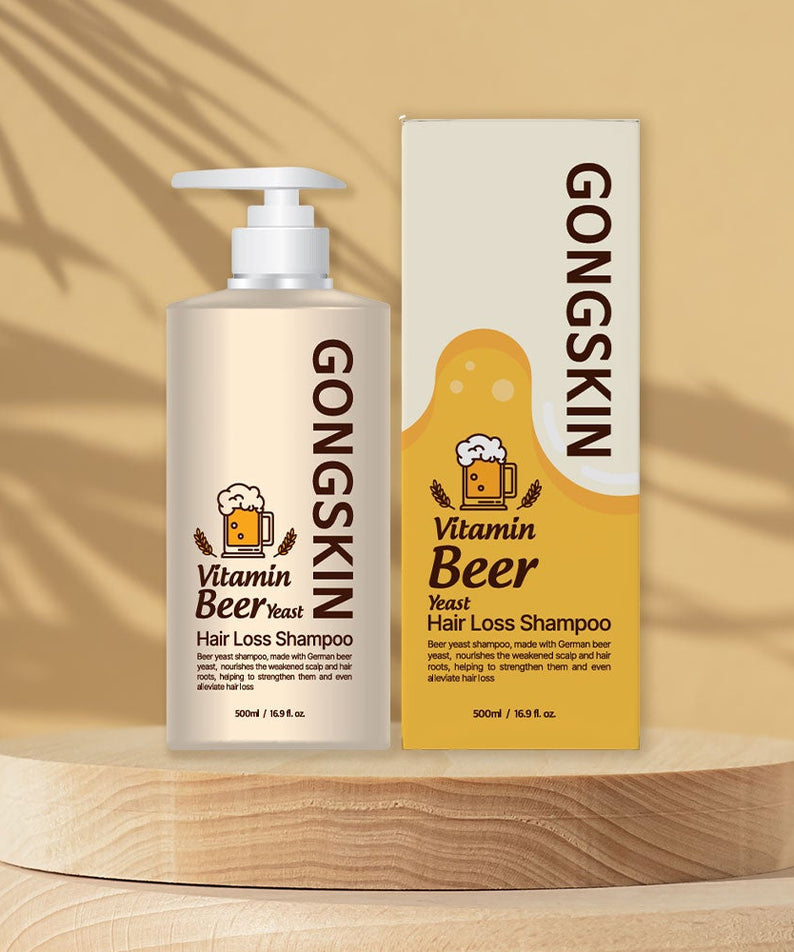 GONGSKIN Vitamin Beer Yeast Hair Loss Shampoo 500ml, flacon et boîte sur podium beige, style photo produit ensoleillée.
